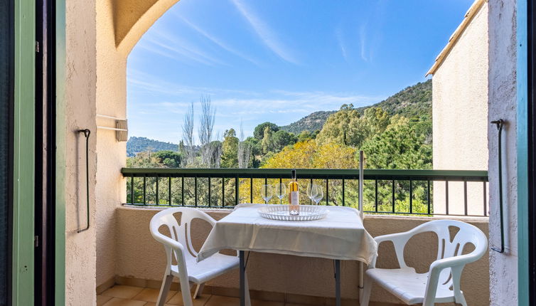 Foto 1 - Appartamento con 1 camera da letto a Le Lavandou con piscina e vista mare