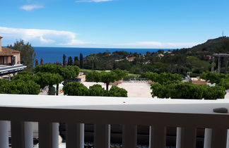 Foto 1 - Appartamento con 1 camera da letto a Saint-Raphaël con piscina e vista mare