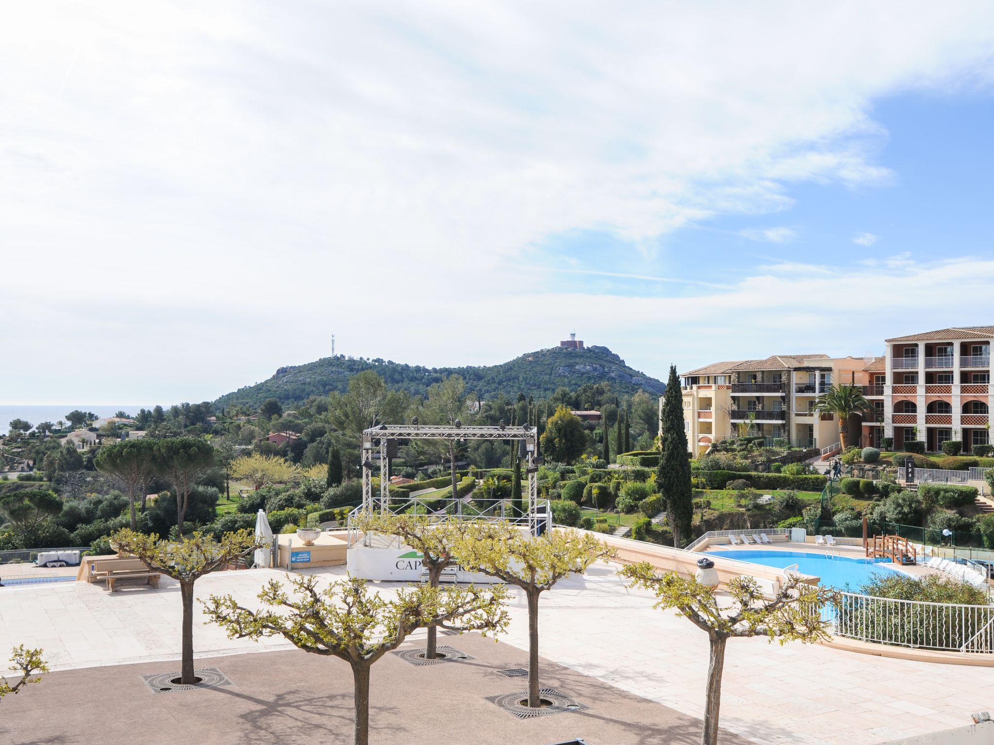 Foto 13 - Appartamento con 1 camera da letto a Saint-Raphaël con piscina e vista mare