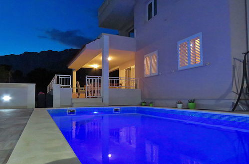 Foto 36 - Casa con 6 camere da letto a Makarska con piscina privata e giardino