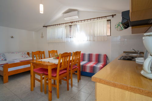 Foto 4 - Apartamento en Punat con terraza