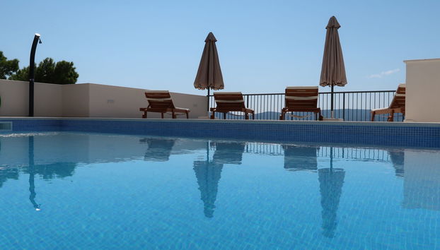 Maison de 2 chambres à Omiš avec piscine - Photo 2
