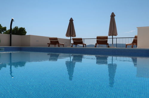 Photo 2 - Maison de 1 chambre à Omiš avec piscine et vues à la mer