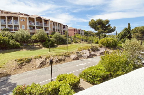 Foto 18 - Apartamento de 1 habitación en Saint-Raphaël con piscina y vistas al mar