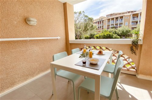 Photo 16 - 1 bedroom Apartment in Saint-Raphaël with swimming pool and sea view
