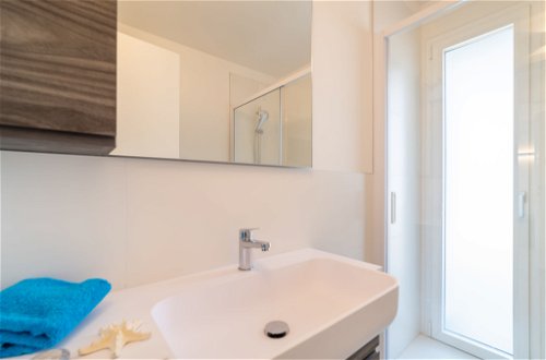 Foto 17 - Appartamento con 2 camere da letto a Lignano Sabbiadoro con vista mare