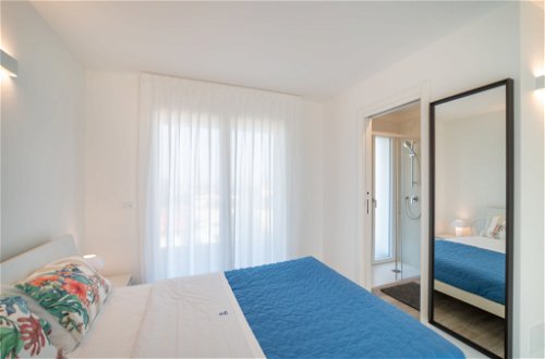 Foto 9 - Appartamento con 2 camere da letto a Lignano Sabbiadoro con vista mare
