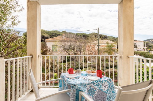 Foto 1 - Apartamento de 1 habitación en Saint-Cyr-sur-Mer con terraza y vistas al mar