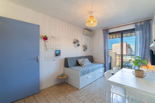 Foto 7 - Appartamento con 1 camera da letto a Le Lavandou con terrazza e vista mare