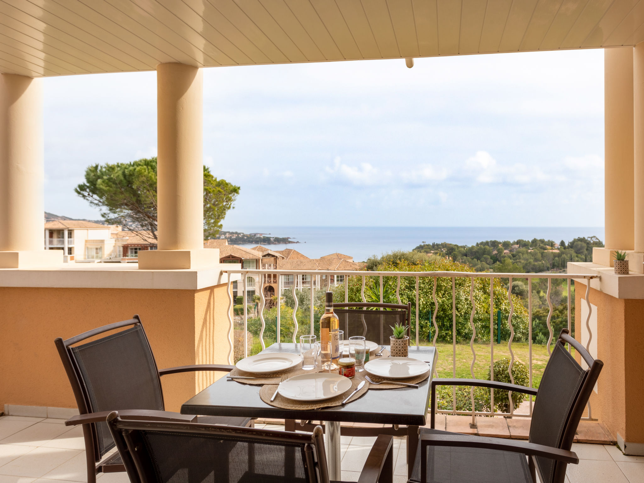 Foto 15 - Apartment mit 1 Schlafzimmer in Saint-Raphaël mit schwimmbad und blick aufs meer