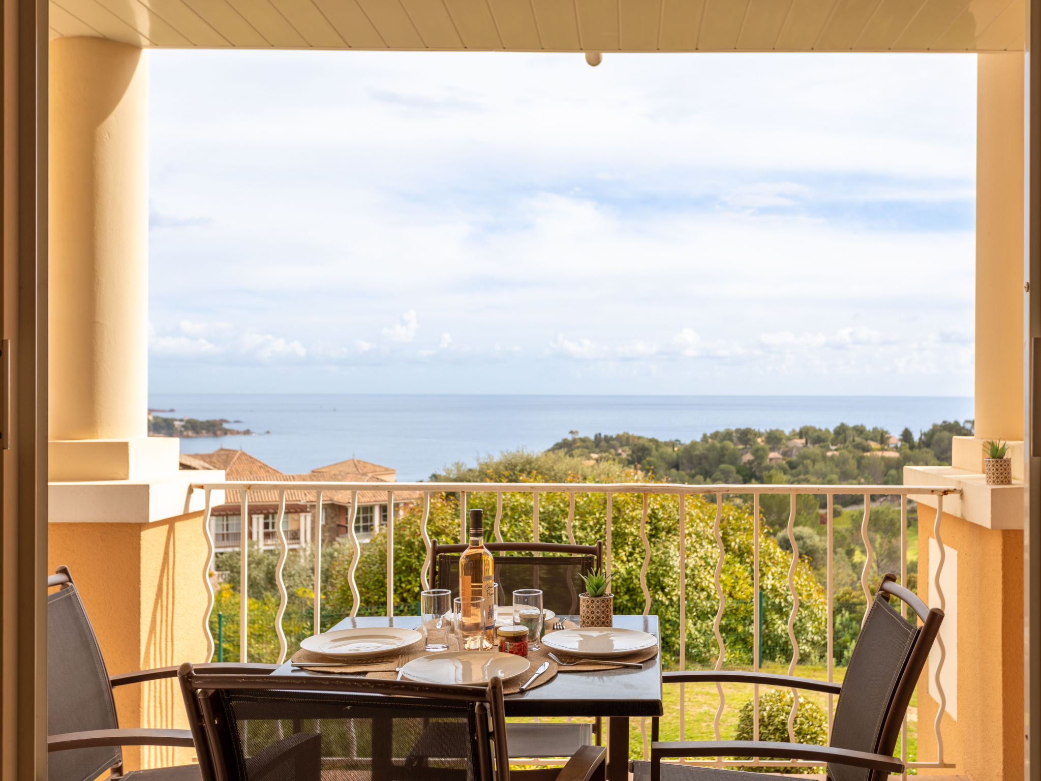 Foto 2 - Appartamento con 1 camera da letto a Saint-Raphaël con piscina e vista mare