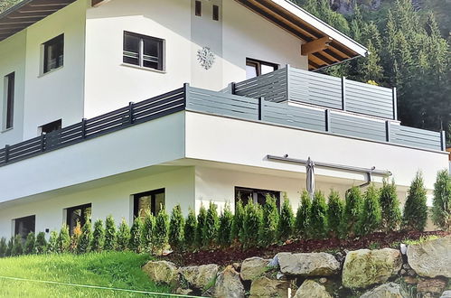 Foto 1 - Appartamento con 3 camere da letto a Mayrhofen con giardino e terrazza