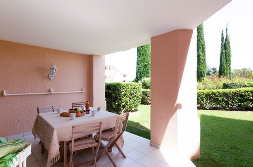 Photo 14 - 1 bedroom Apartment in Saint-Raphaël with swimming pool and garden