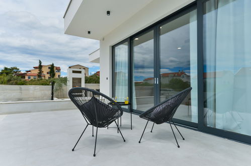 Foto 15 - Casa con 4 camere da letto a Sebenico con piscina privata e vista mare