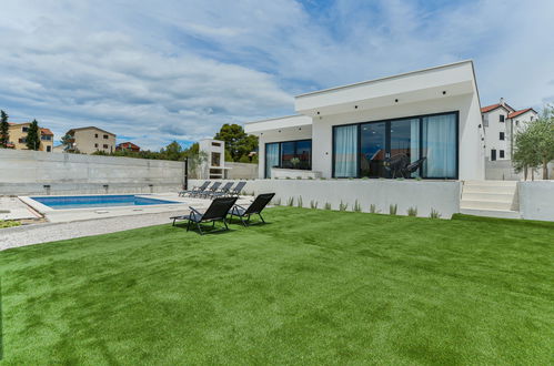 Foto 2 - Casa de 4 quartos em Sibenik com piscina privada e vistas do mar