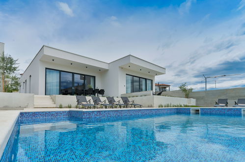 Photo 1 - Maison de 4 chambres à Sibenik avec piscine privée et vues à la mer