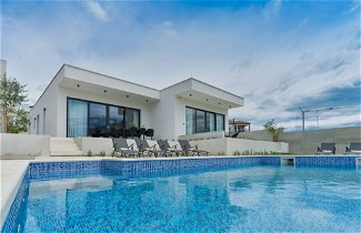 Foto 1 - Casa de 4 quartos em Sibenik com piscina privada e vistas do mar