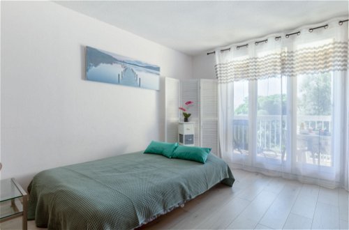 Foto 13 - Appartamento con 1 camera da letto a Fréjus con giardino e vista mare