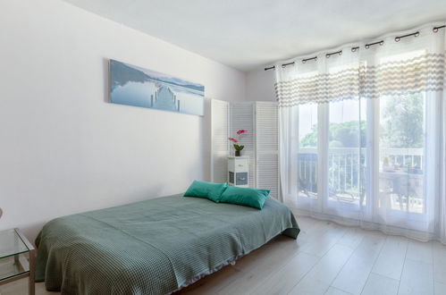 Photo 13 - 1 bedroom Apartment in Fréjus with garden and sea view