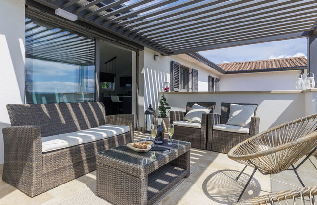 4 bedroom House in Karojba with private pool and garden - Photo 3
