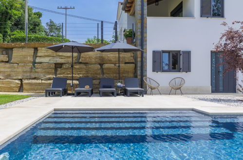 Foto 17 - Casa de 3 quartos em Karojba com piscina privada e jardim