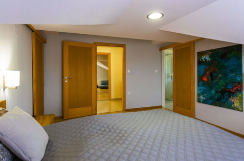 Foto 20 - Casa con 5 camere da letto a Marčana con piscina privata e vista mare