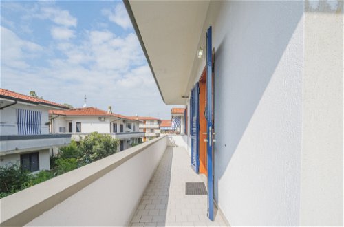 Foto 11 - Apartamento de 2 habitaciones en Viareggio con jardín y vistas al mar