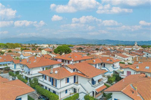 Foto 33 - Apartamento de 2 habitaciones en Viareggio con jardín y vistas al mar