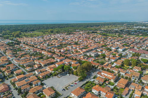 Foto 35 - Appartamento con 2 camere da letto a Viareggio con giardino e vista mare