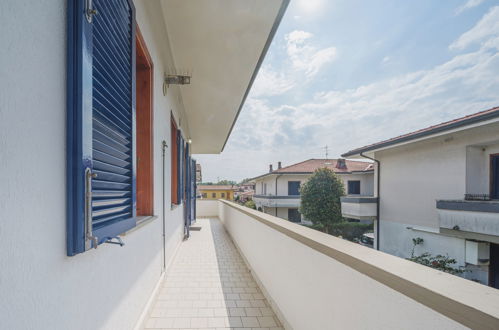 Foto 7 - Appartamento con 2 camere da letto a Viareggio con giardino e vista mare