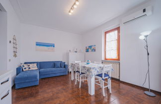 Foto 3 - Appartamento con 2 camere da letto a Viareggio con giardino e vista mare