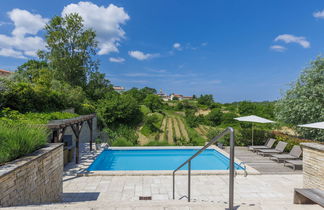 Photo 2 - Maison de 2 chambres à Buje avec piscine privée et jardin