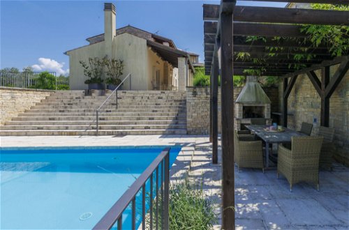 Foto 14 - Casa de 2 quartos em Buje com piscina privada e jardim