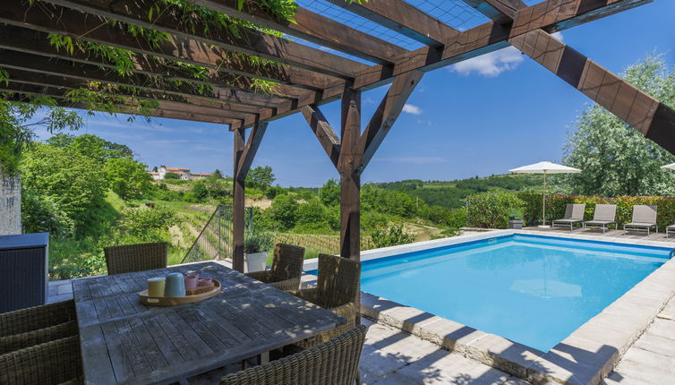 Photo 1 - Maison de 2 chambres à Buje avec piscine privée et jardin