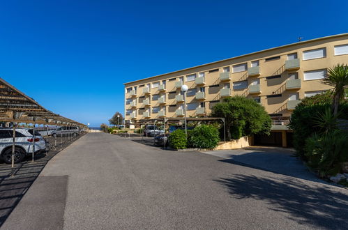 Foto 16 - Appartamento con 1 camera da letto a Le Lavandou con terrazza e vista mare