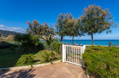 Foto 5 - Apartment mit 1 Schlafzimmer in Le Lavandou mit terrasse und blick aufs meer