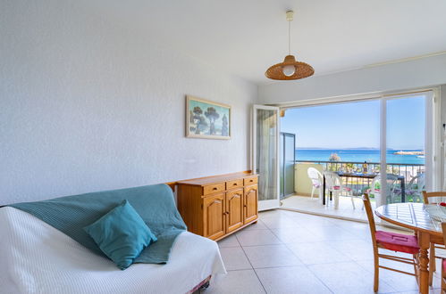 Foto 3 - Appartamento con 1 camera da letto a Le Lavandou con terrazza e vista mare