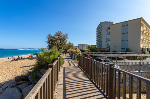 Photo 13 - Appartement de 1 chambre à Le Lavandou avec terrasse et vues à la mer