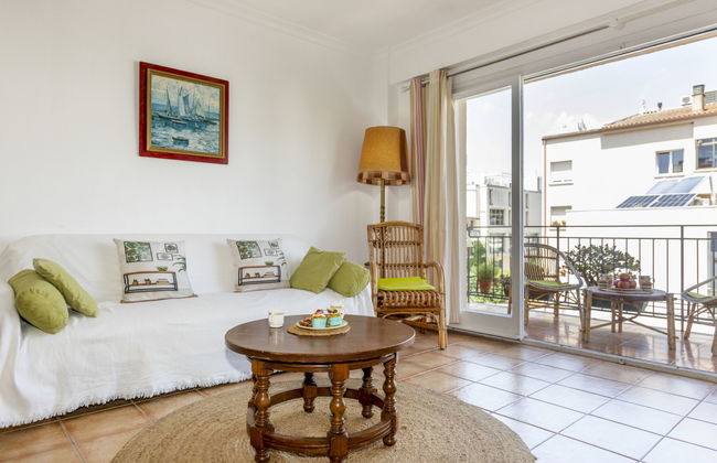 2 bedroom Apartment in Tossa de Mar - Photo 2
