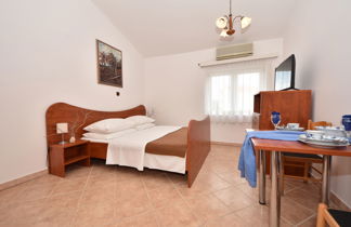 Photo 2 - Apartment in Karlobag with swimming pool and sea view