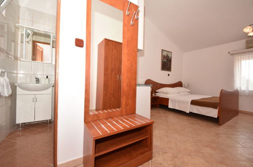 Photo 9 - Apartment in Karlobag with swimming pool and sea view