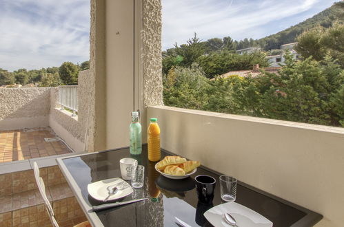 Photo 12 - Apartment in Saint-Cyr-sur-Mer with terrace and sea view