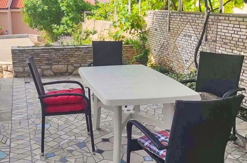 Foto 8 - Appartamento con 2 camere da letto a Novi Vinodolski con giardino e terrazza