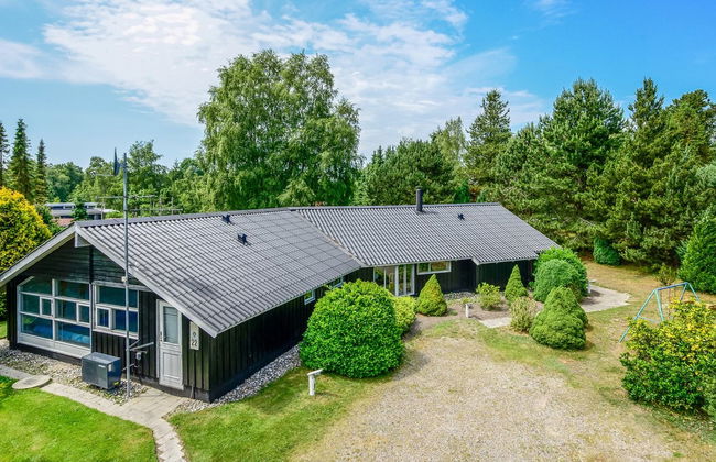 5 bedroom House in Væggerløse with private pool and terrace - Photo 1