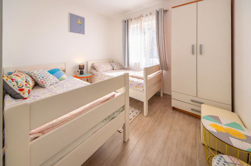 Foto 5 - Apartamento de 2 quartos em Karlobag com jardim e terraço