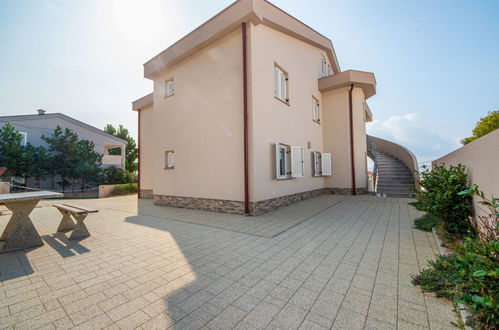 Photo 20 - Appartement de 2 chambres à Karlobag avec jardin et terrasse