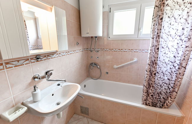 2 bedroom Apartment in Starigrad with garden and terrace - Photo 27