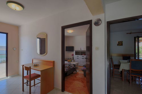 Foto 15 - Apartment mit 2 Schlafzimmern in Starigrad mit terrasse und blick aufs meer