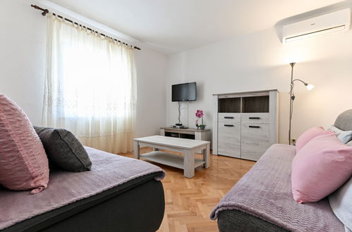 Foto 4 - Appartamento con 2 camere da letto a Starigrad con giardino e terrazza