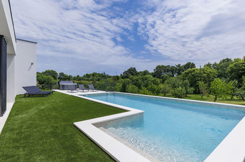 Foto 17 - Casa con 2 camere da letto a Marčana con piscina privata e giardino